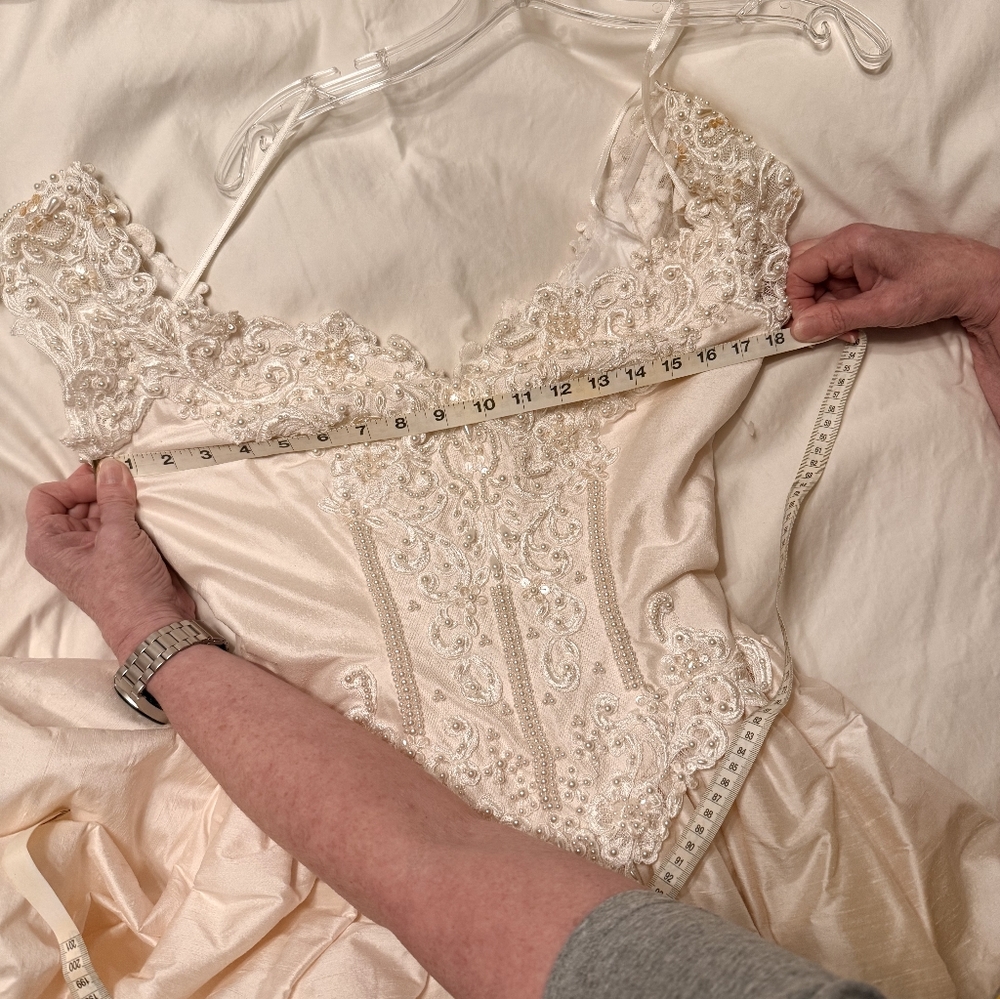 Raw silk boutique wedding gown - Picture 5 of 7